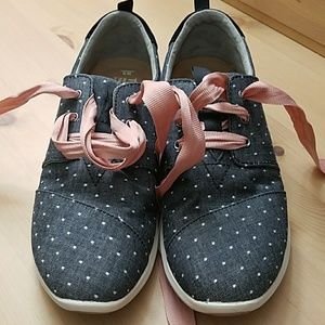 Tom's sneakers